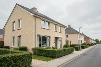 Maison individuelle moderne dans la région lilloise avec façade en brique et jardin soigné