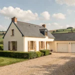 Maison individuelle neuve dans la campagne normande de l'Orne avec façade en enduit crème et toiture en ardoise